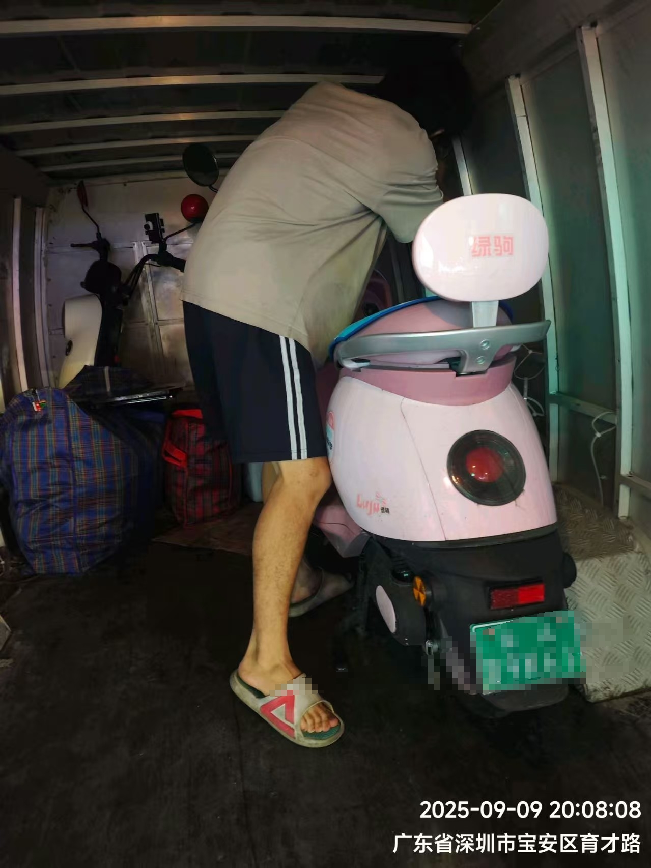 在电动车托运时，如何选择更优惠的物流服务呢？